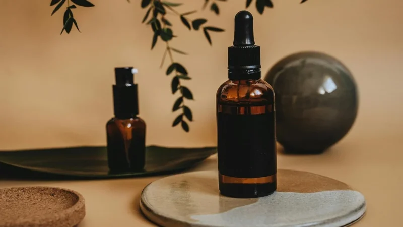 Naturalna pielęgnacja: serum, peeling i naturalny balsam do ust