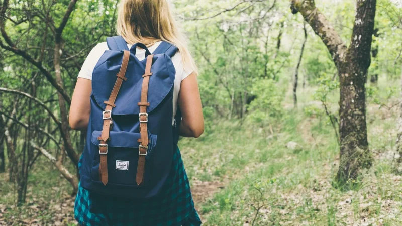Outdoor w kobiecym stylu – odzież i akcesoria idealne na każdą przygodę