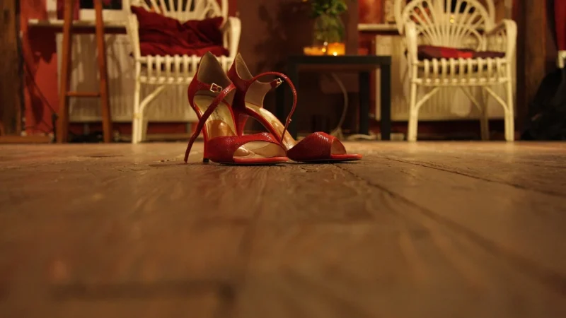 Siła Kobiecych Obcasów: Symbol Władzy i Elegancji